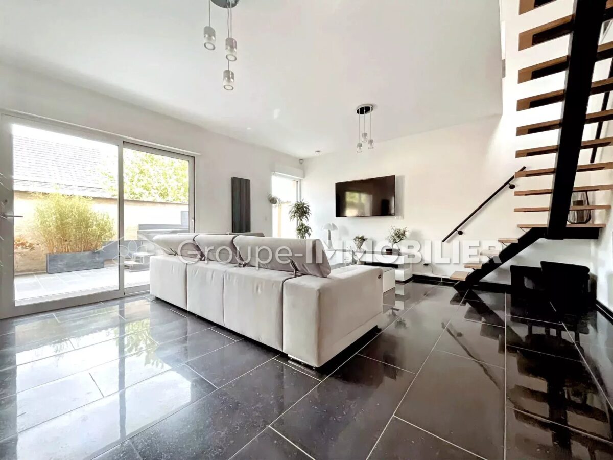 (Ref.431) Maison familiale individuelle avec prestations soignées, 3 chambres, jardin, garage et terrasses – Image 3