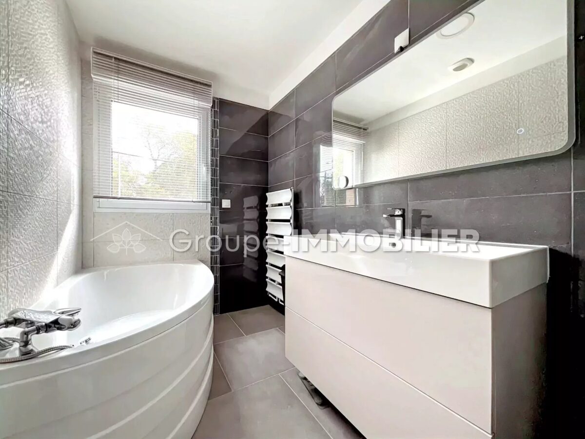 (Ref.431) Maison familiale individuelle avec prestations soignées, 3 chambres, jardin, garage et terrasses – Image 8