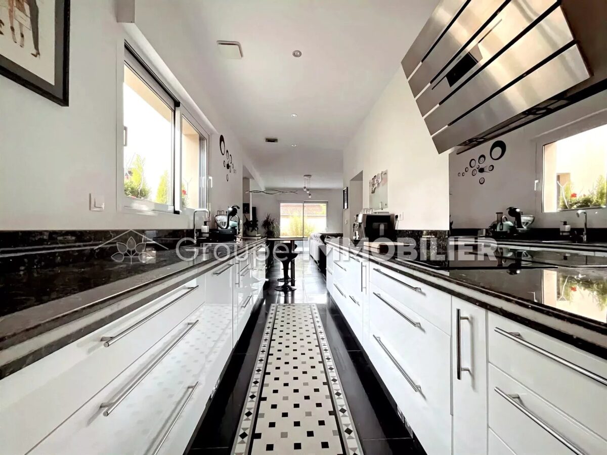 (Ref.431) Maison familiale individuelle avec prestations soignées, 3 chambres, jardin, garage et terrasses – Image 5