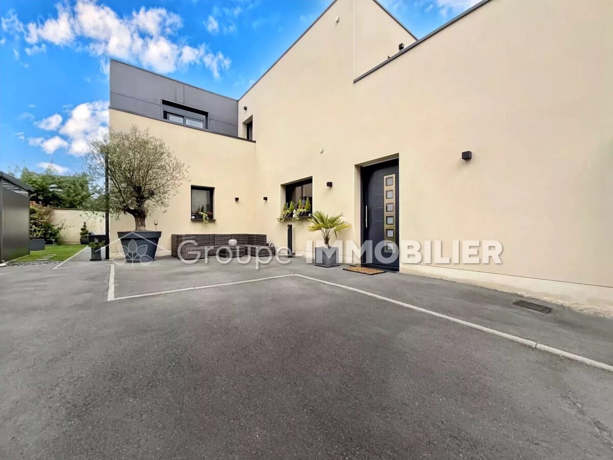 (Ref.431) Maison familiale individuelle avec prestations soignées, 3 chambres, jardin, garage et terrasses – Image 2