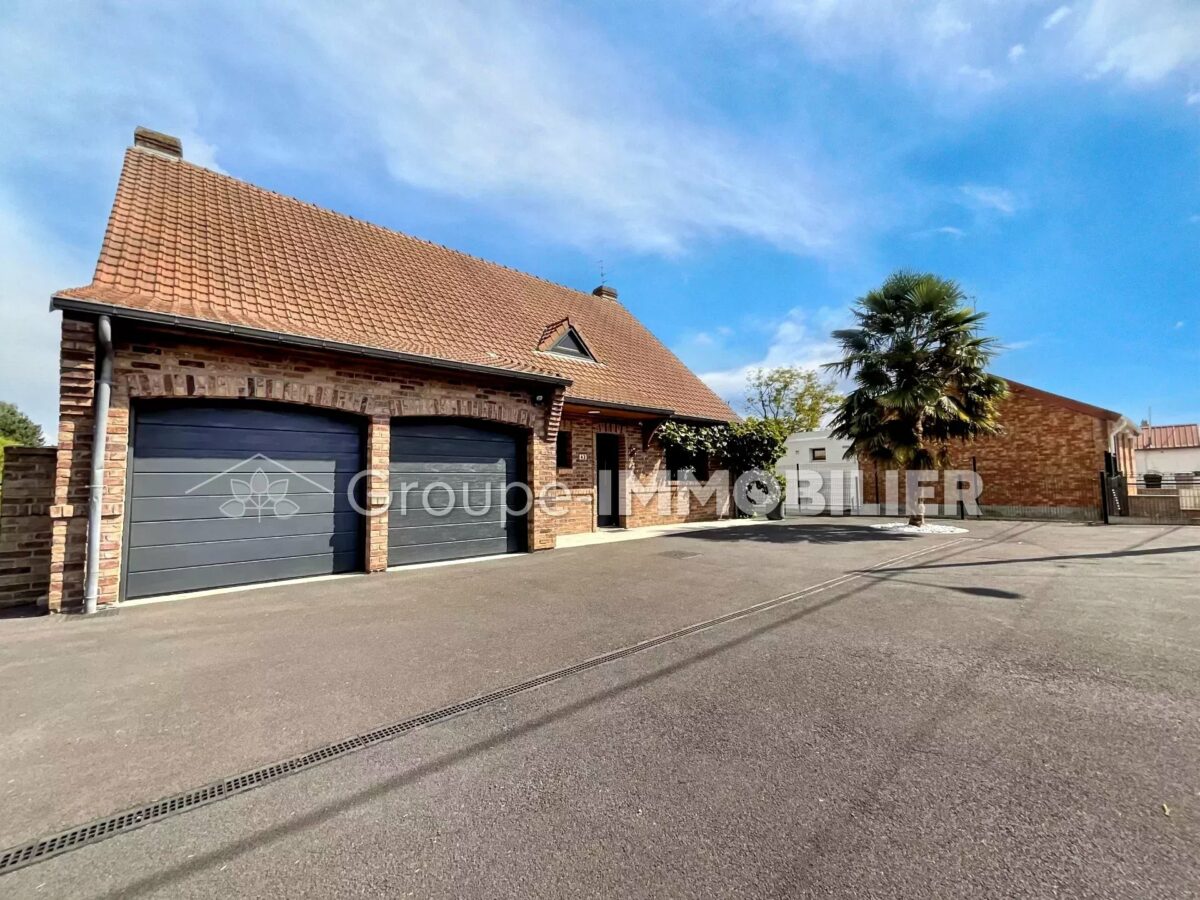 (Ref.484) Pavillon Brique individuel en semi plain-pied avec piscine – 6 PIÈCES – 166 m² – FENAIN